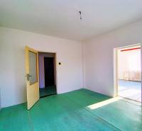 Rodinný dom v obci Borskom Mikuláš. - Interiér rodinného domu s otvorenými dverami, bielymi stenami a zelenou podlahou.