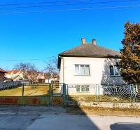 Rodinný dom v obci Borskom Mikuláš. - Rodinný dom na Sadovej ulici v Borskom Mikuláši, s dvomi komínmi a rozsiahlym dvorom.