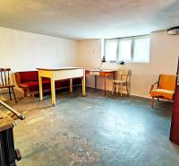 Rodinný dom v obci Borskom Mikuláš. - Pivnica v rodinnom dome s nábytkom a oknom, betónová podlaha.