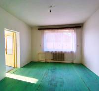 Rodinný dom v obci Borskom Mikuláš. - Izba v rodinnom dome s radiátorom, zelená podlaha, výhľad na strechy.