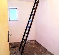 Rodinný dom v obci Borskom Mikuláš. - Povala v rodinnom dome s rebríkom vedúcim do stropného otvoru.