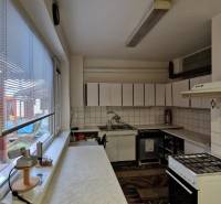 AstonReal: EXKLUZÍVNE predaj rodinný dom Spišská Nová Ves - Ferčekovce - Kuchyňa v rodinnom dome so spotrebičmi, dlaždicami a oknom s výhľadom na terasu.