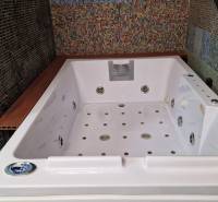 AstonReal: EXKLUZÍVNE predaj rodinný dom Spišská Nová Ves - Ferčekovce - V kúpeľni rodinného domu je veľká hydromasážna vaňa zdobená farebným mozaikovým obkladom.