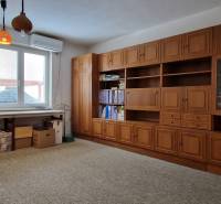 AstonReal: EXKLUZÍVNE predaj rodinný dom Spišská Nová Ves - Ferčekovce - Rodinný dom má pracovňu s drevenou policovou stenou, veľkým stolom a kobercovou podlahou.