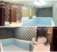 AstonReal: EXKLUZÍVNE predaj rodinný dom Spišská Nová Ves - Ferčekovce - Interiér s bazénom a sprchou v rodinnom dome z obdĺžnikových dlaždíc a mozaiky.