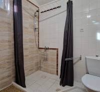 AstonReal: EXKLUZÍVNE predaj rodinný dom Spišská Nová Ves - Ferčekovce - Kúpeľňa v rodinnom dome s jednoduchým sprchovým kútom a svetlými obkladmi.