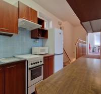 AstonReal: EXKLUZÍVNE predaj rodinný dom Spišská Nová Ves - Ferčekovce - Kuchyňa v rodinnom dome s dreveným dekorom, modrými obkladmi a kuchynskou linkou.