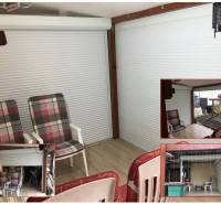 AstonReal: EXKLUZÍVNE predaj rodinný dom Spišská Nová Ves - Ferčekovce - Letná terasa rodinného domu s posedením a podlahou s dreveným dekorom.