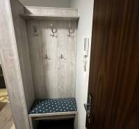 Predáme 2 izb byt v novostavbe v Senci  - Vstupná chodba s vešiakmi a lavičkou v 2-izbovom byte.