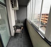 Predáme 2 izb byt v novostavbe v Senci  - Zasklená lodžia 2-izbového bytu na Holubej ulici v Senci s dlažbou a sedením.