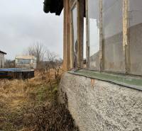 Predám pozemok v obci Dubník okr. Nové Zámky - Opustená záhrada v Dubníku na Dubníku, vhodná pre pozemky - bývanie.