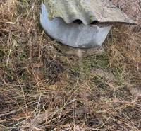 Predám pozemok v obci Dubník okr. Nové Zámky - Zarastený terén s kovovým poklopom v Dubníku na ulici Dubník vhodný pre pozemky - bývanie.