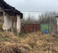 Predám pozemok v obci Dubník okr. Nové Zámky - Záhrada s chátrajúcou stavbou na pozemku pre bývanie na ulici v Dubníku.