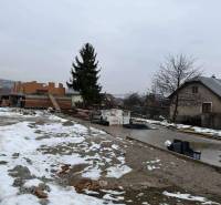 Novostavba - rodinný dom vo Višňovom pri Žiline - Stavenisko rodinného domu vo Višňovom na Višňovej ulici so snehovými plochami.