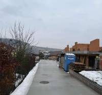 Novostavba - rodinný dom vo Višňovom pri Žiline - Výstavba rodinného domu na zasneženej ulici vo Višňovom v stave hrubej stavby.