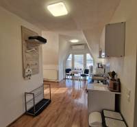 Viacgeneračný rodinný dom / investičná nehnuteľnosť – Dolná časť Zobor - Interiér rodinného domu s kuchyňou a jedálenským kútom, podlaha s dreveným dekorom.