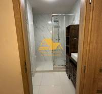 Prenajmem prerobený 2 izbový byt s balkónom v Nových Zámkoch - Kúpeľňa so sprchovým kútom a umývadlom v 2-izbovom byte, s obkladom vo svetlých tónoch.