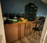 Prenajmem prerobený 2 izbový byt s balkónom v Nových Zámkoch - Nočný výhľad z balkóna 2-izbového bytu v Nových Zámkoch na ulicu Nové Zámky.