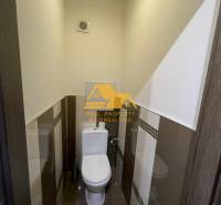 Prenajmem prerobený 1 izbový byt v Nových Zámkoch - Toaleta s dlažbou a obkladmi v 1-izbovom byte, skrytý ventilačný systém.