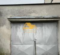 Predám rodinný dom s garážou v obci Dvory nad Žitavou - Garážové dvere rodinného domu v Dvoroch nad Žitavou na ulici Dvory nad Žitavou.