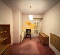 Predám rodinný dom s garážou v obci Dvory nad Žitavou - Miestnosť v rodinnom dome s nábytkom a závesmi, bez podlahy s dreveným dekorom.