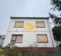 Predám rodinný dom s garážou v obci Dvory nad Žitavou - Rodinný dom v Dvoroch nad Žitavou, ulica Dvory nad Žitavou, so záhradou pred domom.