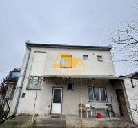 Predám rodinný dom s garážou v obci Dvory nad Žitavou - Rodinný dom v Dvoroch nad Žitavou na ulici Dvory nad Žitavou so zadným dvorom.