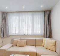 Vyššie už je nebo. 3izbový byt po kompletnej rekonštrukcii  - Obývacia izba s pohovkou a závesmi v 3-izbovom byte.