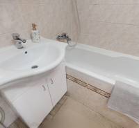 Vyššie už je nebo. 3izbový byt po kompletnej rekonštrukcii  - Kúpeľňa v 3-izbovom byte s vaňou, umývadlom a dlažbou.