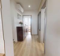 Vyššie už je nebo. 3izbový byt po kompletnej rekonštrukcii  - Chodba v 3-izbovom byte s podlahou s dreveným dekorom, komodou a klimatizáciou.