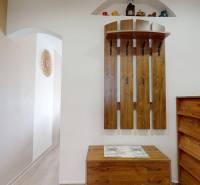 Vyššie už je nebo. 3izbový byt po kompletnej rekonštrukcii  - Chodba v 3-izbovom byte s dreveným dekorom a vešiakovou stenou.