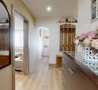 Vyššie už je nebo. 3izbový byt po kompletnej rekonštrukcii  - Chodba 3-izbového bytu so zrkadlom, drevenými detailami a dekoratívnym kvetom na komode.