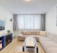 Vyššie už je nebo. 3izbový byt po kompletnej rekonštrukcii  - Obývacia izba v 3-izbovom byte s rohovou sedačkou a podlahou s dreveným dekorom.