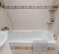 Vyššie už je nebo. 3izbový byt po kompletnej rekonštrukcii  - Kúpeľňa s vaňou a umývadlom v 3-izbovom byte, obložená svetlými obkladačkami.