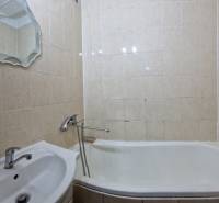 AstonReal:  predaj 2-izbový byt 54 m2, Poprad - Západ, Komenského - Kúpeľňa v 2-izbovom byte s vaňou, umývadlom a zrkadlom, obložená béžovými dlaždicami.