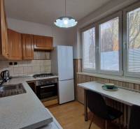 AstonReal:  predaj 2-izbový byt 54 m2, Poprad - Západ, Komenského - Kuchyňa v 2-izbovom byte so spotrebičmi a podlahou s dreveným dekorom.