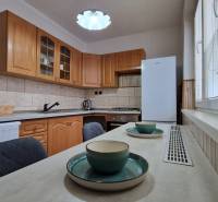 AstonReal:  predaj 2-izbový byt 54 m2, Poprad - Západ, Komenského - Kuchyňa s drevenými skrinkami a jedálenským stolom v 2-izbovom byte.