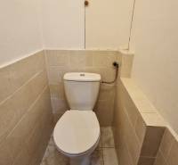 AstonReal:  predaj 2-izbový byt 54 m2, Poprad - Západ, Komenského - Toaleta s obkladom v 2-izbovom byte s jednoduchým vybavením.