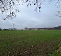 Pruské – Investičný pozemok v komasácii - Zeleň a budovy v Pruskom, Pozemky - komerčné rozložené v pozadí.