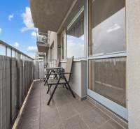 KOMPLETNE ZARIADENÝ 2-IZB. BYT,BALKÓN + PIVNICA,BUDATÍNSKA – PETRŽALKA - Balkón na Budatinskej v Bratislave (Petržalka) s nábytkom, výhľad na 2-izbový byt.