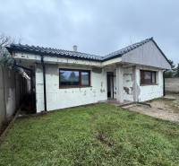 4-izbový RODINNÝ DOM s dvojgarážou a veľkým pozemkom, Záhorská Ves - Rodinný dom v Záhorskej Vsi na ulici Pri prvej kaplnke s nedokončenou fasádou.