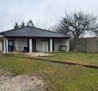 4-izbový RODINNÝ DOM s dvojgarážou a veľkým pozemkom, Záhorská Ves - Rodinný dom na ulici Pri prvej kaplnke v Záhorskej Vsi s veľkým dvorom.