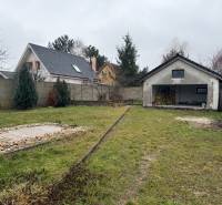 4-izbový RODINNÝ DOM s dvojgarážou a veľkým pozemkom, Záhorská Ves - Záhrada rodinného domu na ulici Pri prvej kaplnke v Záhorskej Vsi s garážou.