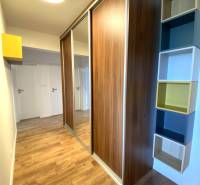 PRENÁJOM NÁDHERNÝ 3-IZBOVÝ BYT MAMAPAPA BA IV DÚBRAVKA - V 3-izbovom byte vidieť vstavanú skriňu, podlahu s dreveným dekorom a police.