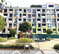 PRENÁJOM NÁDHERNÝ 3-IZBOVÝ BYT MAMAPAPA BA IV DÚBRAVKA - Farebné bytové domy na Nejedlého ulici v Bratislave - Dúbravke, s parkovacím miestom.