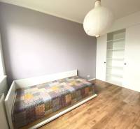 PRENÁJOM NÁDHERNÝ 3-IZBOVÝ BYT MAMAPAPA BA IV DÚBRAVKA - Detská izba v 3-izbovom byte s posteľou a podlahou s dreveným dekorom.