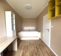 PRENÁJOM NÁDHERNÝ 3-IZBOVÝ BYT MAMAPAPA BA IV DÚBRAVKA - Izba v 3-izbovom byte s podlahou s dreveným dekorom a vstavaným stolom.