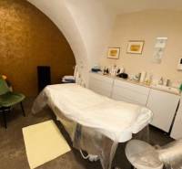 Prenájom obchodného priestoru, Hauptstraße, Hauptstraße, Eisenstadt - Masážny stôl v obchodných priestoroch s klenutým stropom, ku ktorým patrí aj príslušenstvo.