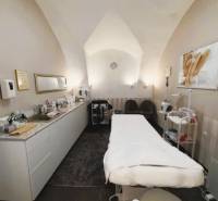 Prenájom obchodného priestoru, Hauptstraße, Hauptstraße, Eisenstadt - Obchodné priestory s masážnym stolom, zdravotníckymi pomôckami a dekoratívnym obrazom na stene.