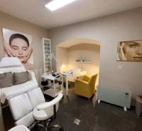 Prenájom obchodného priestoru, Hauptstraße, Hauptstraße, Eisenstadt - Obchodné priestory s kreslami a dekoráciou na stenách, podlaha s dreveným dekorom.